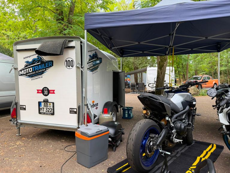 MotoTrailer MT 322 Kofferanhänger mit geöffnetem Heck beim Motorradtransport